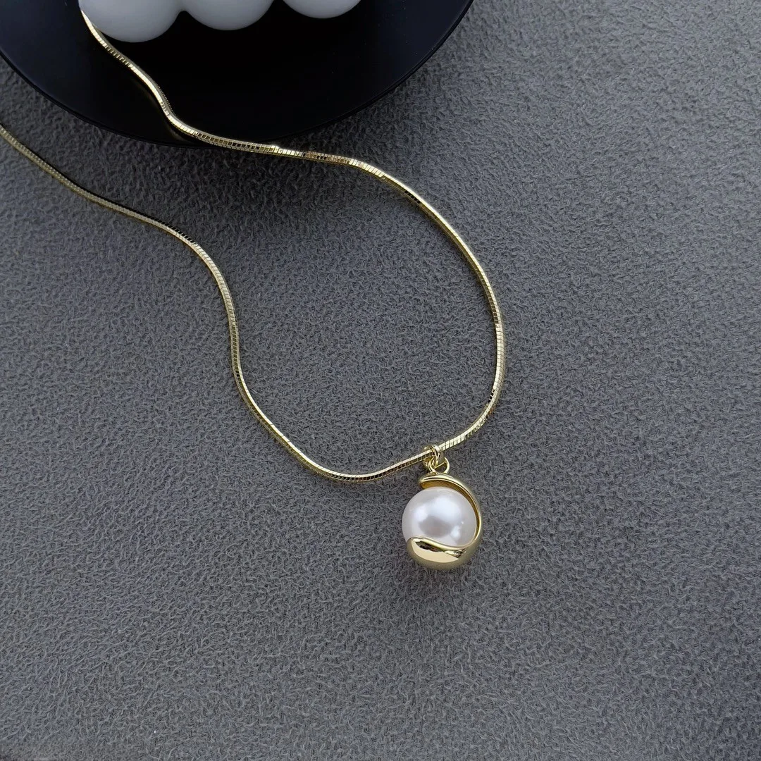 Classic Gold-Plated Pearl Pendant Necklace – Elegant Herringbone Chain