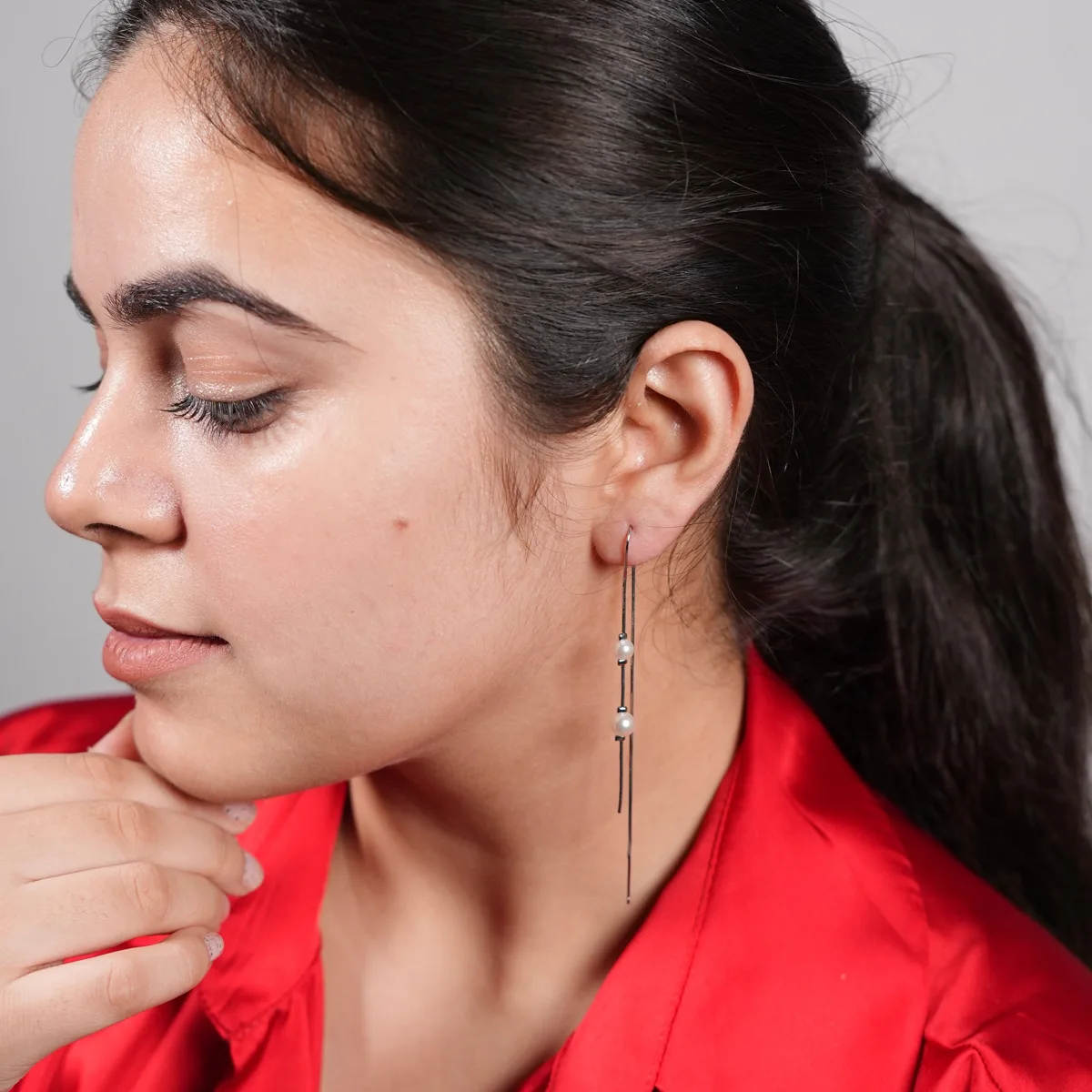 Bhavya wearing Linear Pearl Threader Earrings – Gold & Silver Drape Chain Design