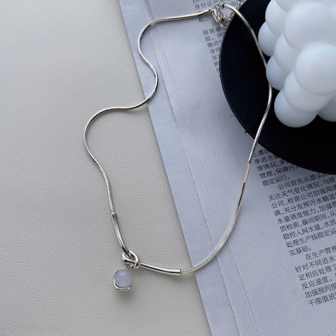Lune Knot – Silver Pendant Snake Chain Necklace