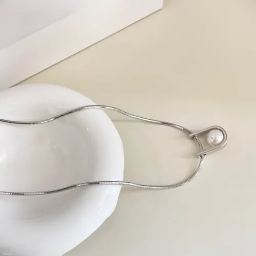 Modern Pearl U-Shaped Pendant Necklace
